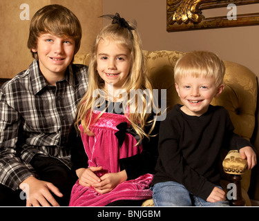 Porträt von drei schönen Brüder und Schwester im formalen Interieur Stockfoto