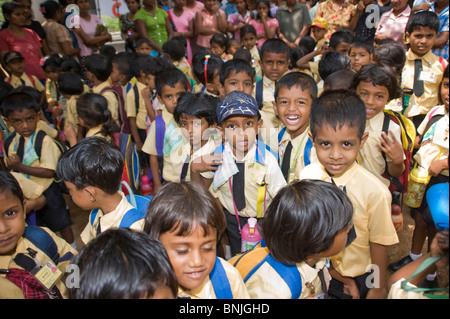 Sri Lanka Asien Pre School Kinder Mitarbeiter und Eltern Foto Eltern Kinder im Vorschulalter Schule Kind 4 5 Puplis Personal lernen Stockfoto