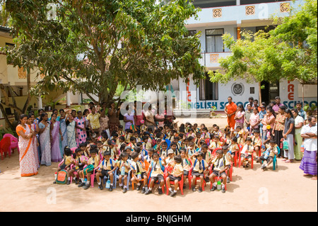 Sri Lanka Asien Pre School Kinder Mitarbeiter und Eltern Foto Eltern Kinder im Vorschulalter Schule Kind 4 5 Puplis Personal lernen Stockfoto