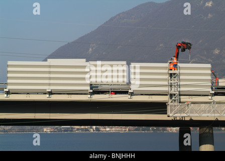 Schweiz Tessin Brücke Melide-Bissone Prävention Wände Straße Bau Lärm Lärmschutzwand Stockfoto