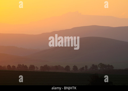 Drakensberg Nottingham Road Kwazulu Natal South Africa Berge Berg Silhouette Silhouetten Landschaft malerische Szenerie verschwommen Stockfoto