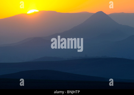 Drakensberg Nottingham Road Kwazulu Natal South Africa Berge Berg Silhouette Silhouetten Landschaft malerische Szenerie verschwommen Stockfoto