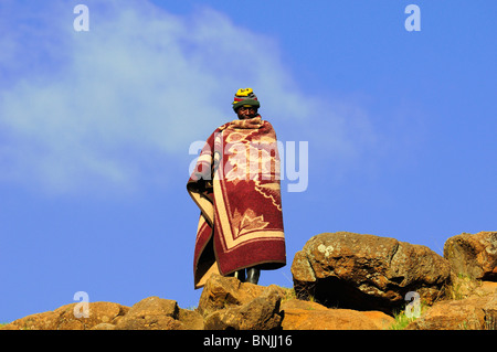 Basotho Menschen lokalen einheimischen native Eingeborenen Schafe Herder in der Nähe stehende Semonkong Lesotho Südliches Afrika Hirte Mann person Stockfoto