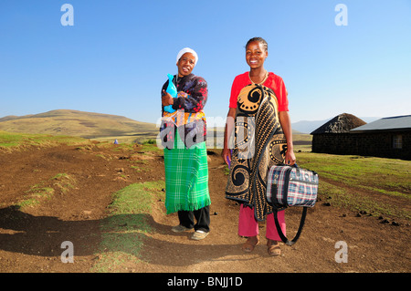 Basotho Menschen lokalen einheimischen native Eingeborenen Frauen mit Baby in der Nähe von Semonkong Lesotho Südliches Afrika zwei lachende Frauen Frau Stockfoto