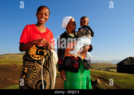 Basotho Menschen lokalen einheimischen native Eingeborenen Frauen mit Baby in der Nähe von Semonkong Lesotho Südliches Afrika zwei lachende Frauen Frau Stockfoto