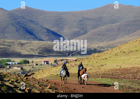 Basotho Menschen lokalen einheimischen native Eingeborenen in der Nähe Berge Semonkong Lesotho Südliches Afrika Männer Esel reiten Stockfoto