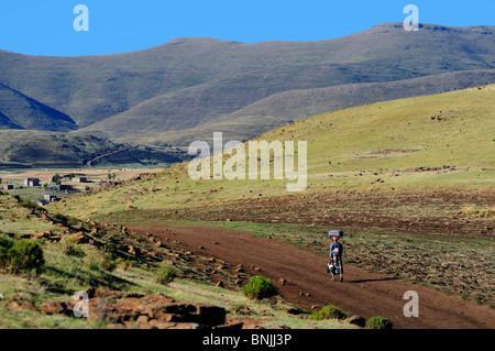 Basotho Menschen lokalen einheimischen native Eingeborenen in der Nähe von Semonkong Lesotho Südliches Afrika Frau Berg Berge Weg Stockfoto