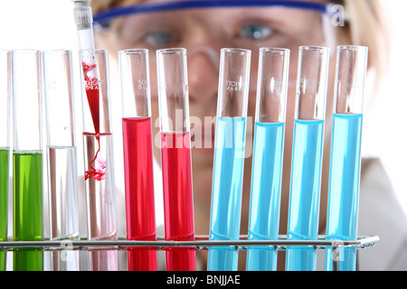 Labor-Assistentin in einem chemischen Labor arbeiten. Arbeiten mit verschiedenen Chemikalien in den Reagenzgläsern. Stockfoto