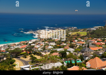 Seascape Blick über Camps Bay Cape Peninsula Western Cape Südafrika Küste Küste Ozean Meer Häuser Gleitschirm Stockfoto