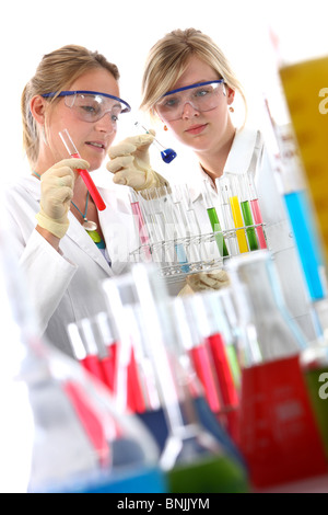 Laboranten arbeiten in einem chemischen Labor. Arbeiten mit verschiedenen Chemikalien in den Reagenzgläsern. Stockfoto