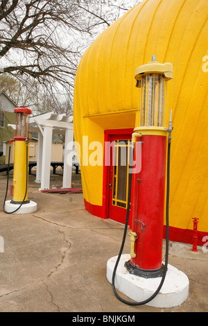Alte historische Wahrzeichen Shell-Tankstelle und Globe Pumpen in Winston Salem North Carolina Stockfoto