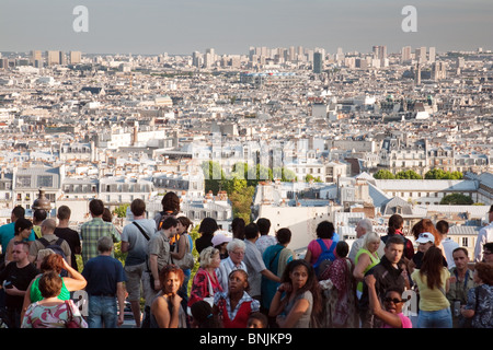 Crowds of  tourists look out at the view over Paris from the Basilique du Sacre Coeur, Montmartre, Paris, France Stockfoto