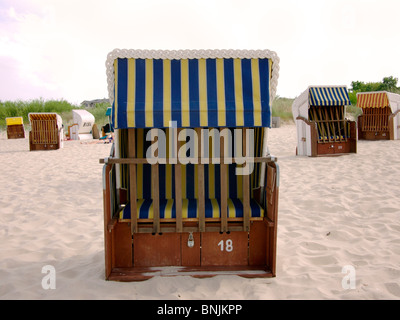 Überdachte Wickerbeach Stuhl in Heringsdorf, Deutschland Stockfoto