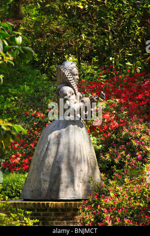 Queen Elizabeth ich Statue von Azaleen, elisabethanischen Gärten, Manteo, Roanoke Island, North Carolina, USA umgeben Stockfoto