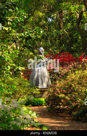 Queen Elizabeth ich Statue von Azaleen, elisabethanischen Gärten, Manteo, Roanoke Island, North Carolina, USA umgeben Stockfoto