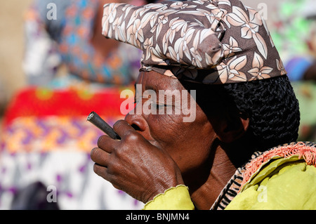 Herero-Frau Purros Kaokoland Kunene Region Namibia Afrika Reise Porträt Rauchen Rauchen Stockfoto