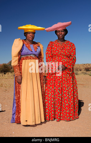 Herero Frauen Khorixas Damaraland Kunene Region Namibia Afrika Reise Tracht Hut Stockfoto