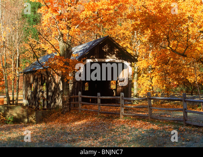 Alte Brücke inmitten Herbstlaub in der Nähe von Grafton, Vermont in Neu-England Stockfoto