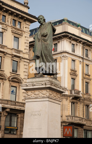 Parini Denkmal in Cordusio Square mit Dante Straße in Mailand, Italien Stockfoto