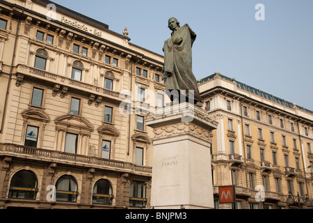 Parini Statue in Dante Straße mit Cordusio Platz in Mailand; Italien Stockfoto