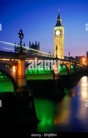 Big Ben und Westminster Bridge über die Themse bei Nacht Stockfoto