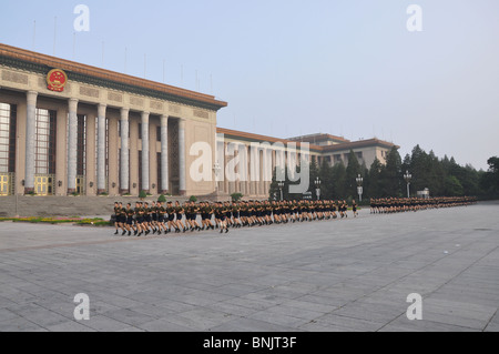 Chinesische Soldaten machen am frühen Morgen physische PT-Übungen auf dem Platz des Himmlischen Friedens in Peking, China Stockfoto