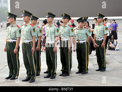 Die chinesischen Polizeikräfte ziehen vor dem Dienstantritt auf dem Tianamen-Platz in Peking, China, eine Parade durch Stockfoto