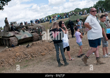 Besucher, jung und alt, schlendern Sie durch den Krieg und Frieden zu zeigen, die weltweit größte militärische spektakuläre Stockfoto