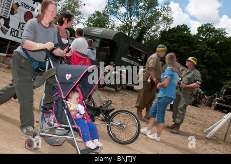 Besucher, jung und alt, schlendern Sie durch den Krieg und Frieden zu zeigen, die weltweit größte militärische spektakuläre Stockfoto