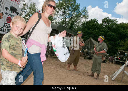 Besucher, jung und alt, schlendern Sie durch den Krieg und Frieden zu zeigen, die weltweit größte militärische spektakuläre Stockfoto