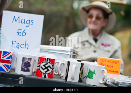 Besucher, jung und alt, schlendern Sie durch den Krieg und Frieden zu zeigen, die weltweit größte militärische spektakuläre Stockfoto