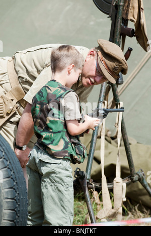 Besucher, jung und alt, schlendern Sie durch den Krieg und Frieden zu zeigen, die weltweit größte militärische spektakuläre Stockfoto