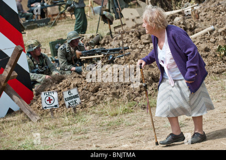 Besucher, jung und alt, schlendern Sie durch den Krieg und Frieden zu zeigen, die weltweit größte militärische spektakuläre Stockfoto