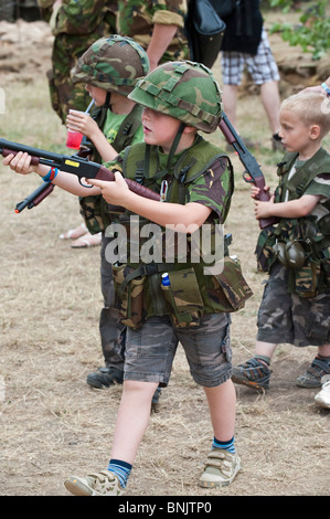 Besucher, jung und alt, schlendern Sie durch den Krieg und Frieden zu zeigen, die weltweit größte militärische spektakuläre Stockfoto