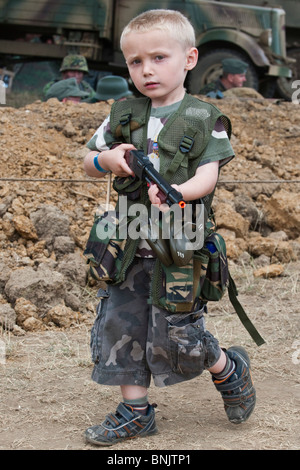 Besucher, jung und alt, schlendern Sie durch den Krieg und Frieden zu zeigen, die weltweit größte militärische spektakuläre Stockfoto