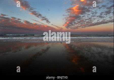 Angeln von der australischen Küste bei Sonnenuntergang Stockfoto