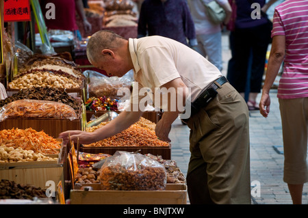 Hong Kong, Verkauf von getrocknete Ware, Garnelen und Nüssen vor dem Laden. Stockfoto