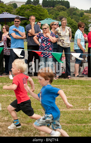 Eltern sehen ihre Kinder an einer Grundschule Sporttag, Aberystwyth, Wales UK konkurrieren Stockfoto