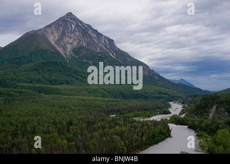 Die Matanuska Fluss fließt durch Alaska mit den Chugach Mountains als Hintergrund Stockfoto