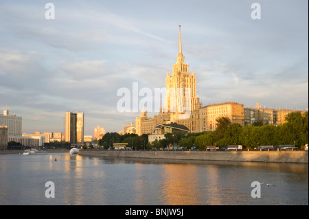 Hotel Ukraine und der Moskwa in den Sonnenuntergang. Moskau Stockfoto