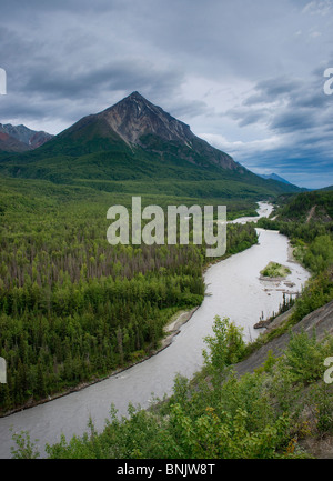 Die Matanuska Fluss fließt durch Alaska mit den Chugach Mountains als Hintergrund Stockfoto