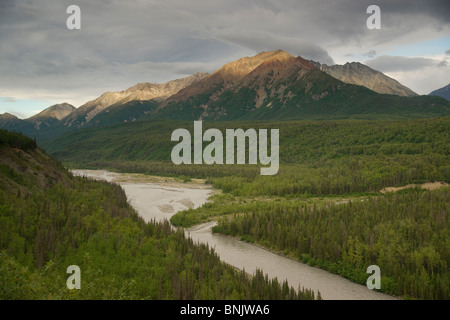 Die Matanuska Fluss fließt durch Alaska mit den Chugach Mountains als Hintergrund Stockfoto