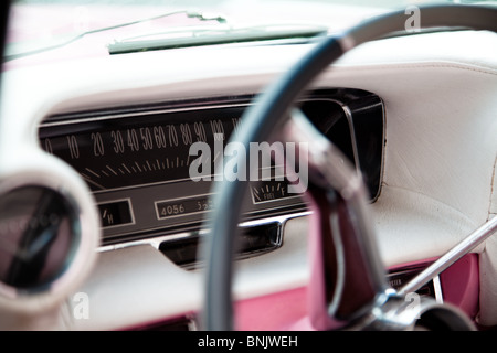 Ein Auto-Tachometer in einem alten amerikanischen rosafarbenen Cadillac, ausgestellt auf dem internationalen Lufttattoo, Fairford, Gloucestershire, Großbritannien Stockfoto