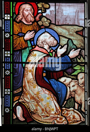 Ein Buntglasfenster von Frank holt von Warwick, das zwei Jünger darstellt, Church of St Laurence, Lighthorne, Warwickshire, England Stockfoto