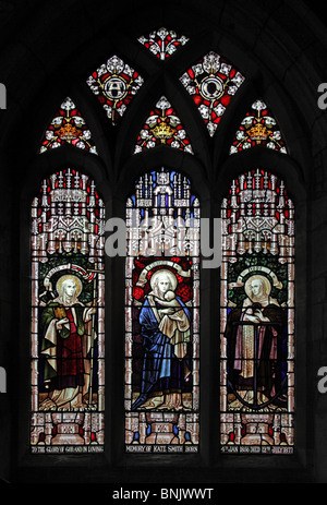 Ein Buntglasfenster mit Darstellung von Faith, Hope and Charity, Parish Church of St James the Great, Snitterfield; Künstler Edward Frampton Stockfoto