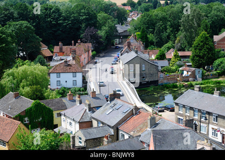 Eine Luftaufnahme der Häuser rund um den Fluss Stour an der Ballingdon Brücke in Sudbury, Suffolk, England. Stockfoto