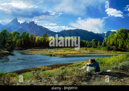 Paar im Urlaub im Bergparadies am Snake River unterhalb Grand Teton in der Nähe von Jackson Hole, Wyoming Stockfoto