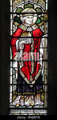 Ein Buntglasfenster von Edward Frampton, das den Heiligen Oswald von Worcester, die Pfarrkirche St. James dem Großen, Snitterfield, darstellt Stockfoto