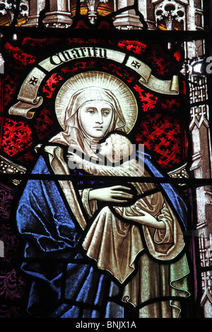 Ein Glasfenster Darstellung Charity, Pfarrei Kirche von St. James das große, Snitterfield; Künstler Edward Frampton von London Stockfoto