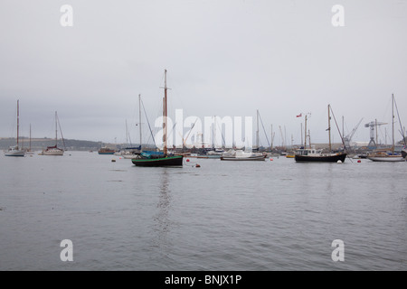 Segelboote in St. Mawes Harbour, Cornwall, England. Stockfoto